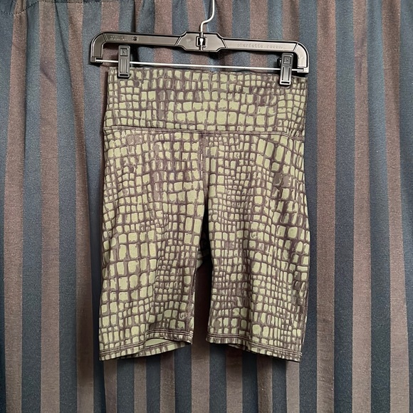 Fabletics Define High Waisted 9” Short - S - Picture 1 of 3